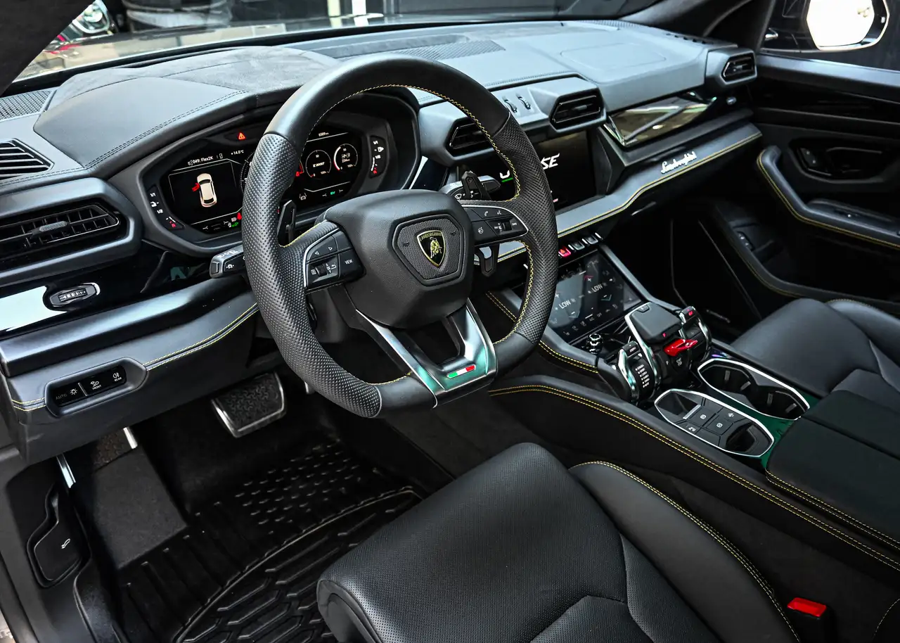 Lamborghini Urus снимка Lamborghini Urus