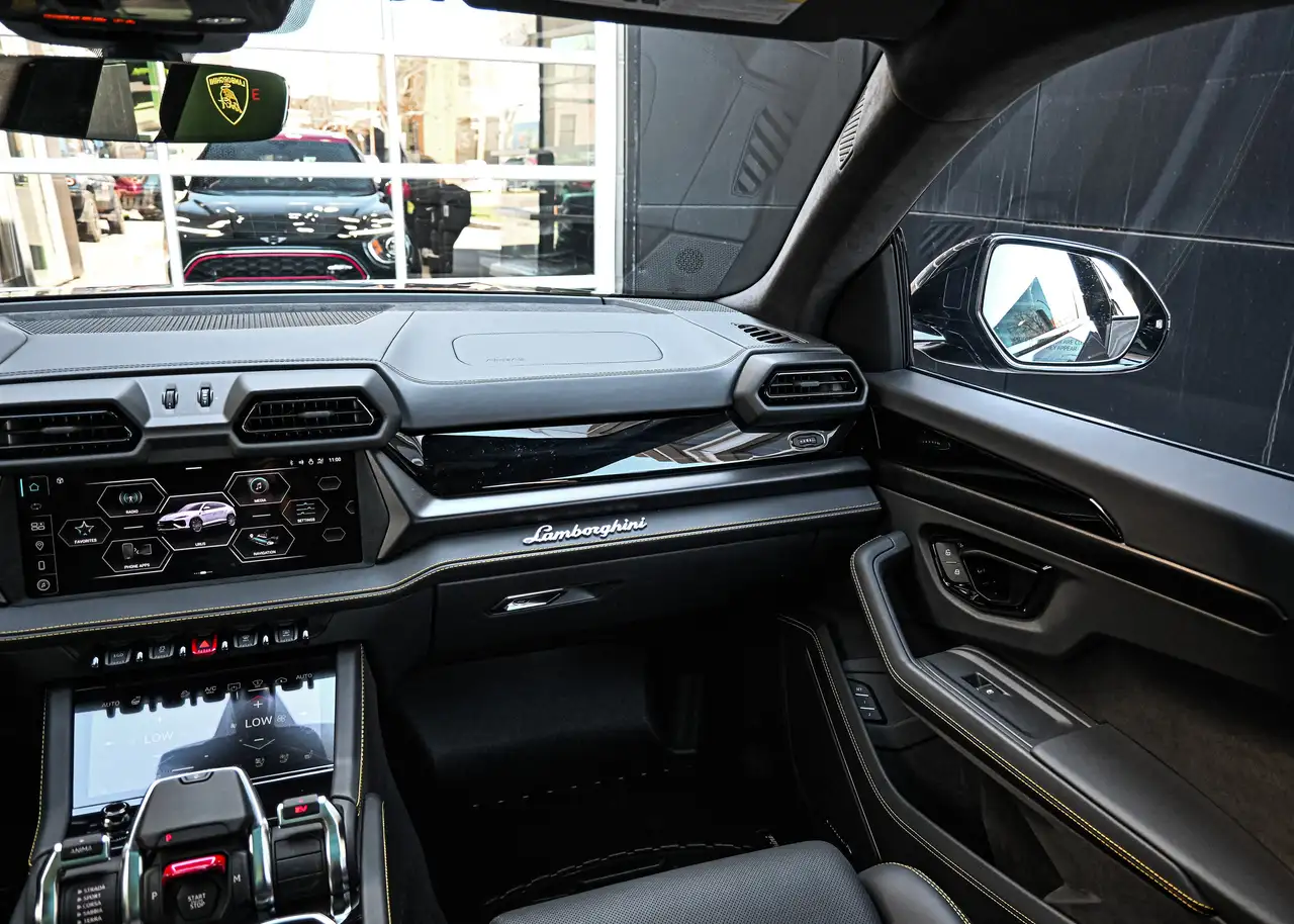 Lamborghini Urus снимка Lamborghini Urus