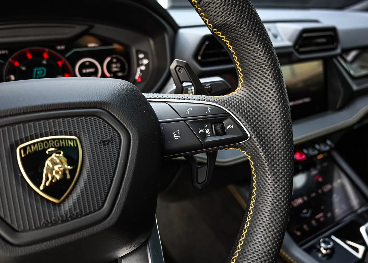Lamborghini Urus снимка Lamborghini Urus