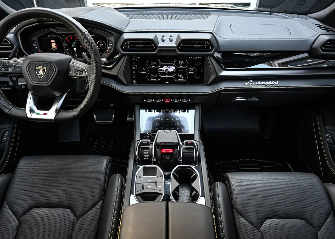 Lamborghini Urus снимка Lamborghini Urus