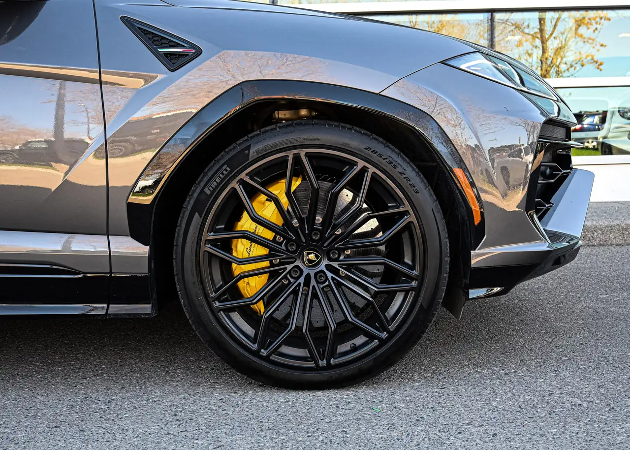 Lamborghini Urus снимка Lamborghini Urus