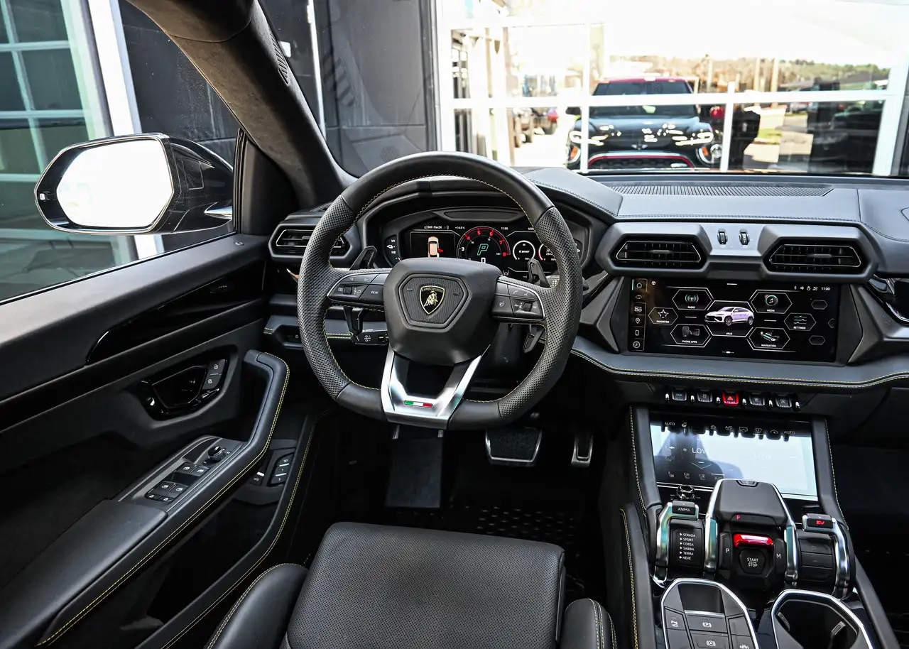 Lamborghini Urus снимка Lamborghini Urus