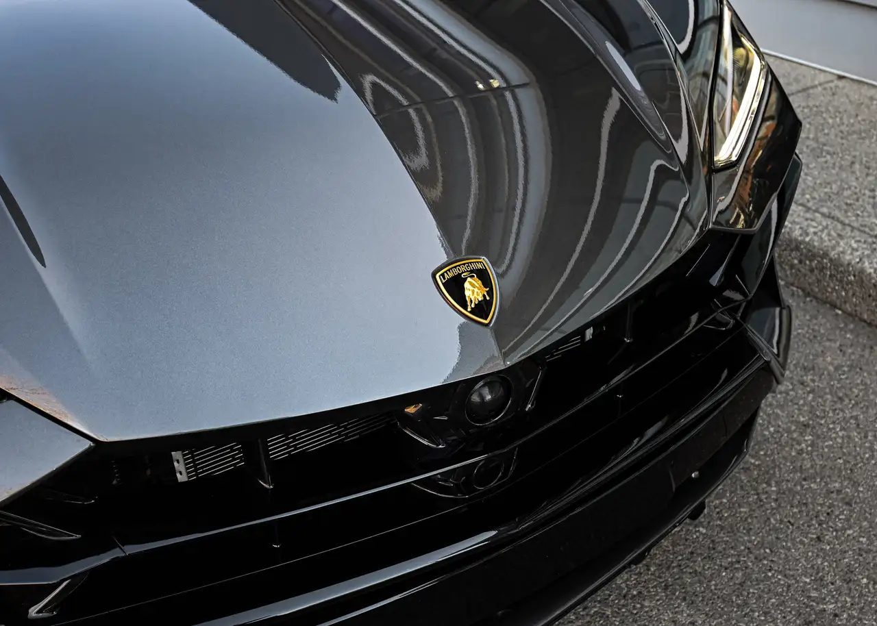 Lamborghini Urus снимка Lamborghini Urus