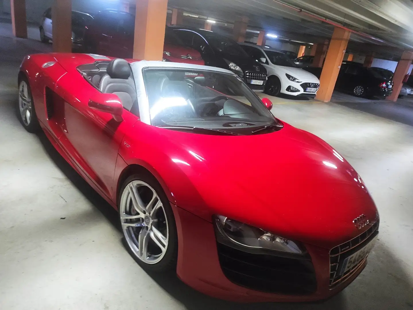 Audi R8 Spyder 5.2 FSI quattro R tronic Червоний - 1