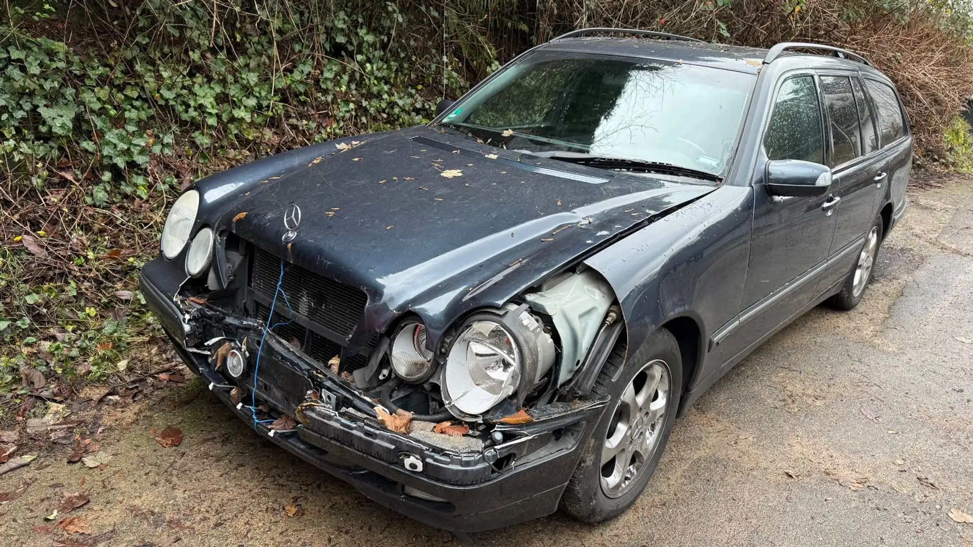 Mercedes-Benz E 220 CDI T ELEGANCE Blau - 1