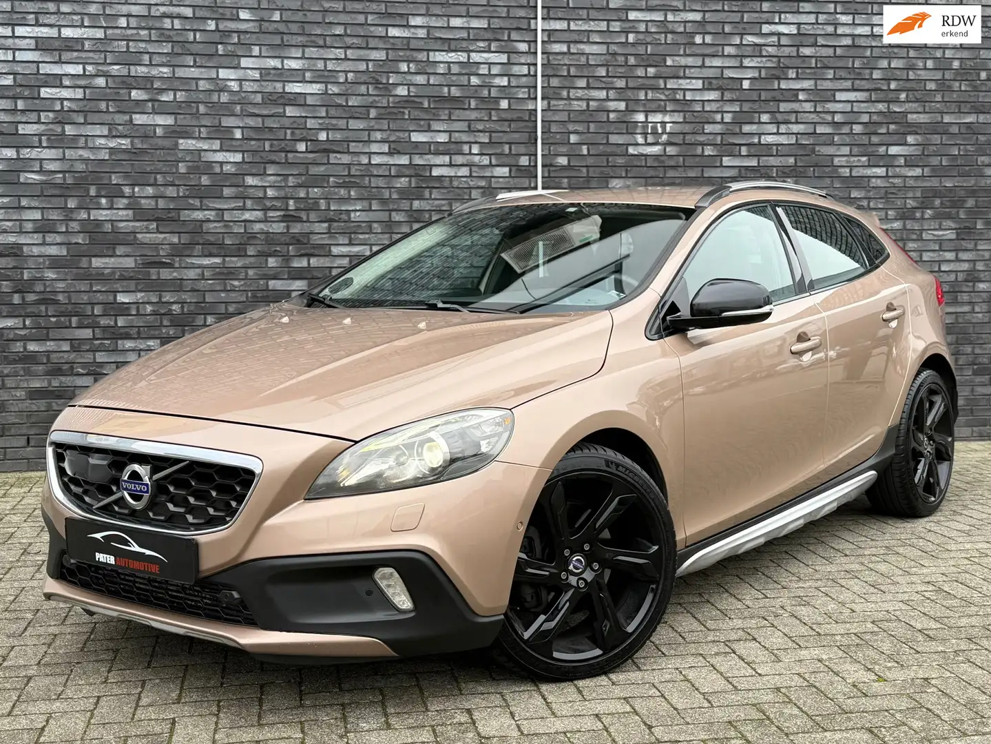Volvo V40 Cross Country 2.5 T5 255pk+ AWD R-Design Automaat|Camera|Intelli Braun - 1