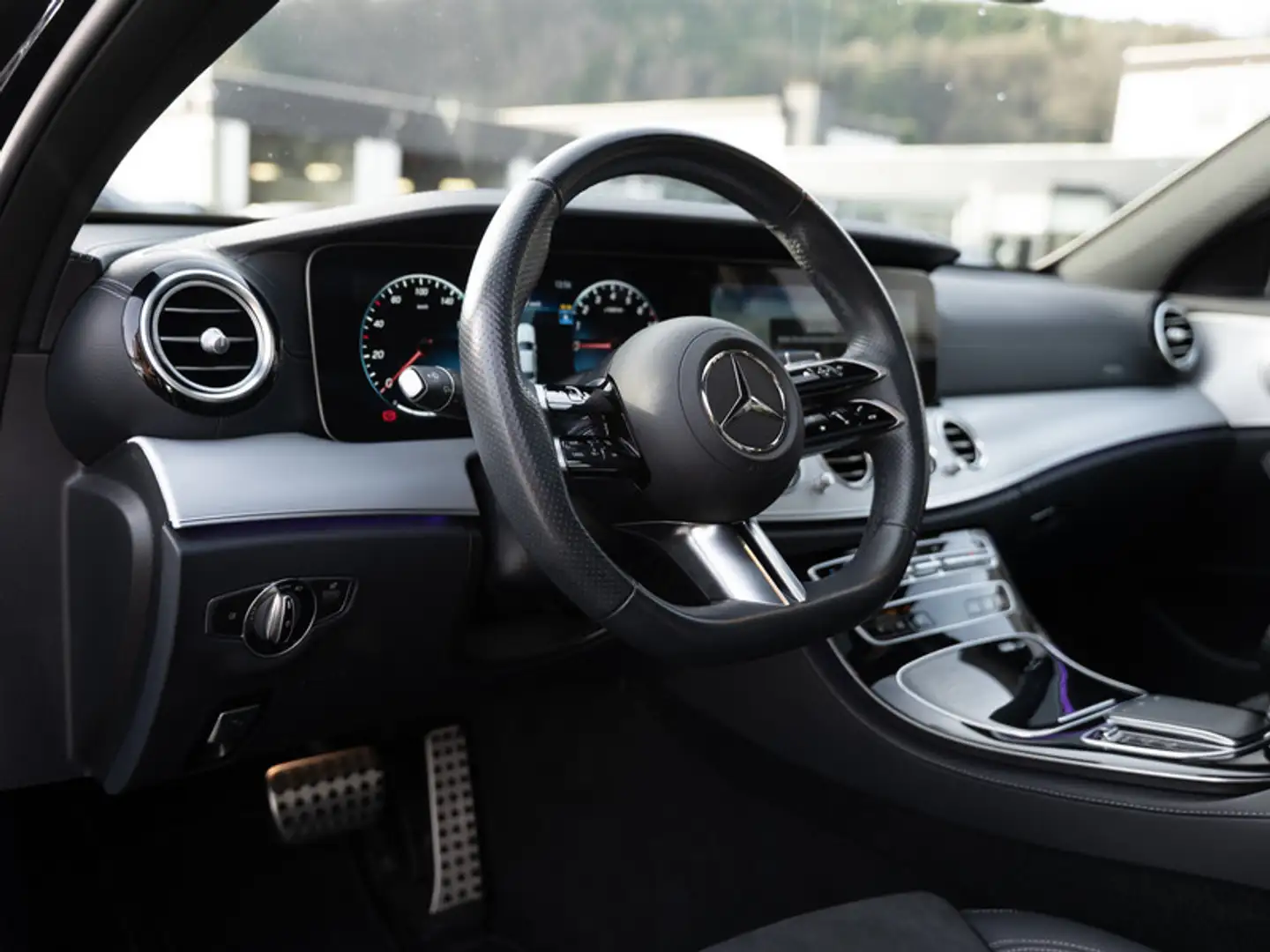 Mercedes-Benz E 300 e AMG-Sport/Pano/Burm/HUD/Night/Ambiente Schwarz - 2