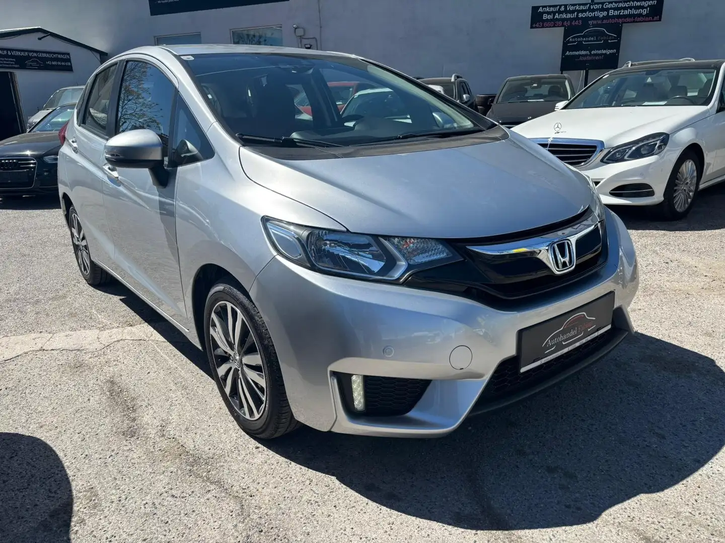 Honda Jazz 1,3i-VTEC Comfort 102PS Sehr niedrige KM Parkhilfe Silber - 1