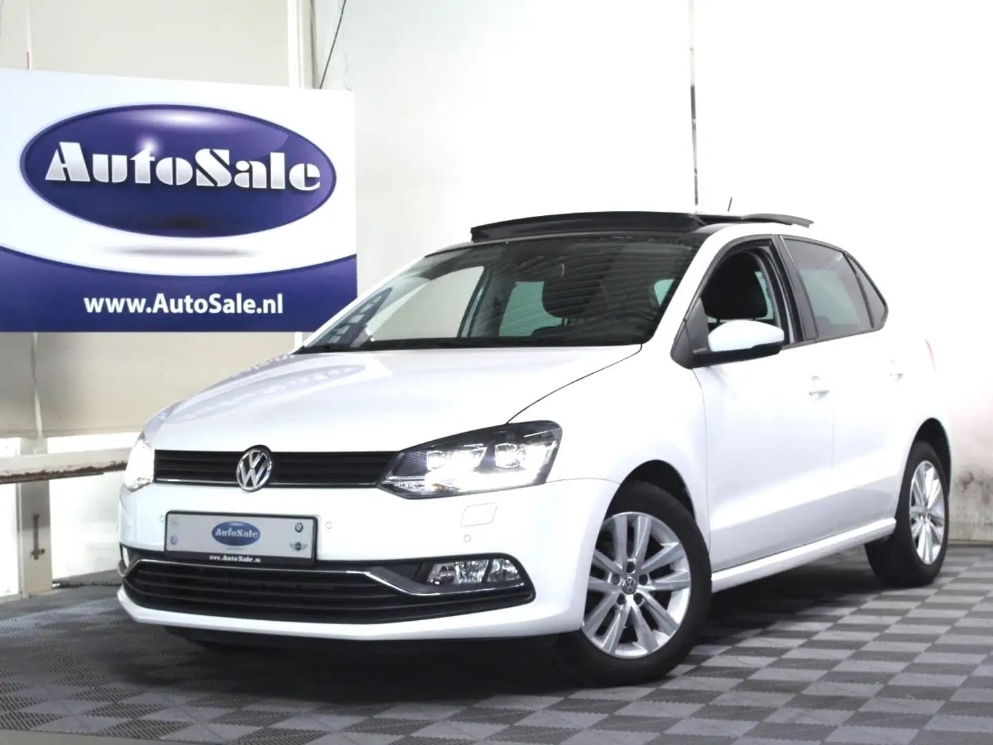 Volkswagen Polo 1.2 TSI Highline LED PANO BLUET PDC CRUISE ECC '16 Wit - 1