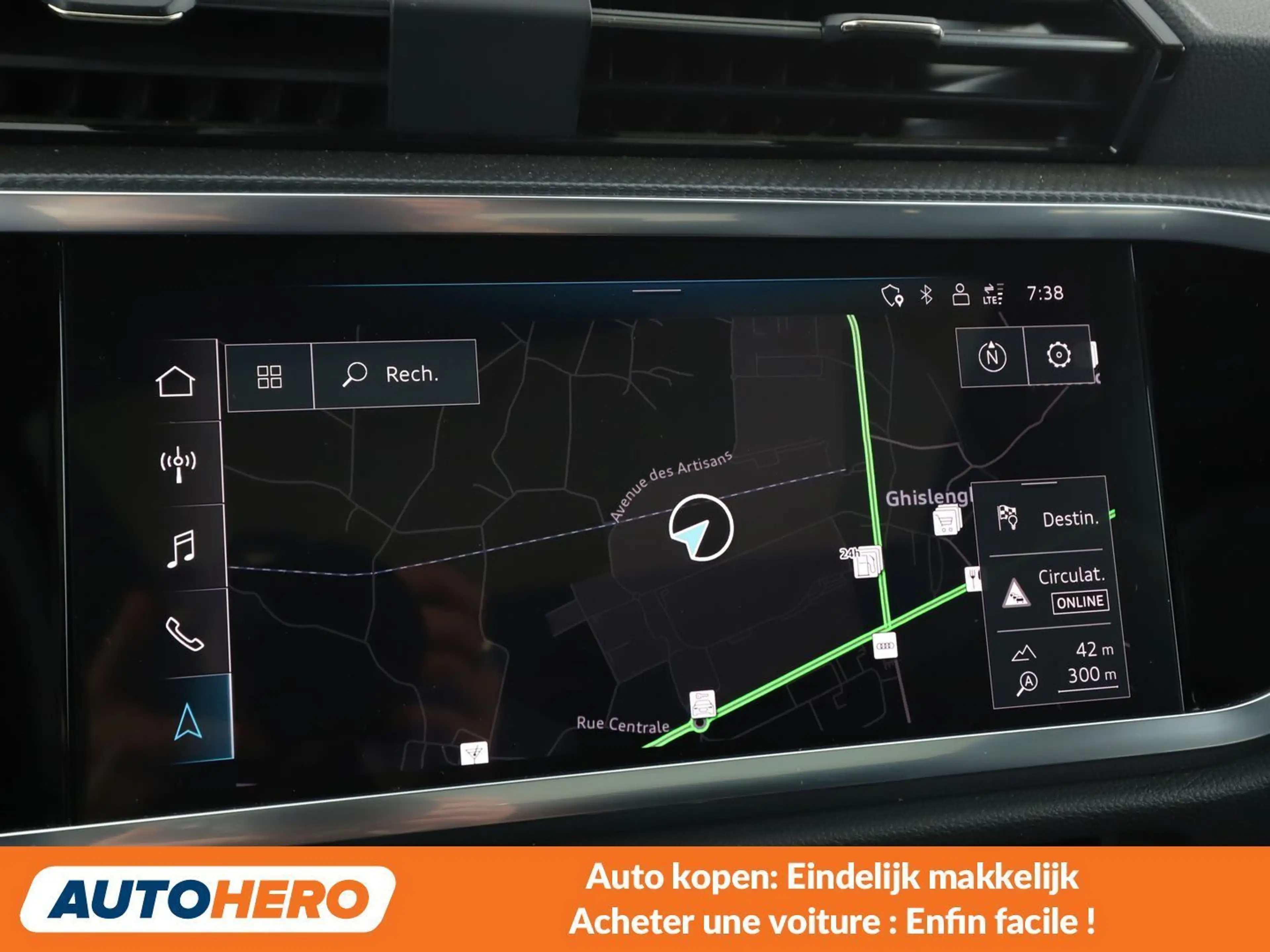 Audi Q3 35 TFSI S line — photo 9