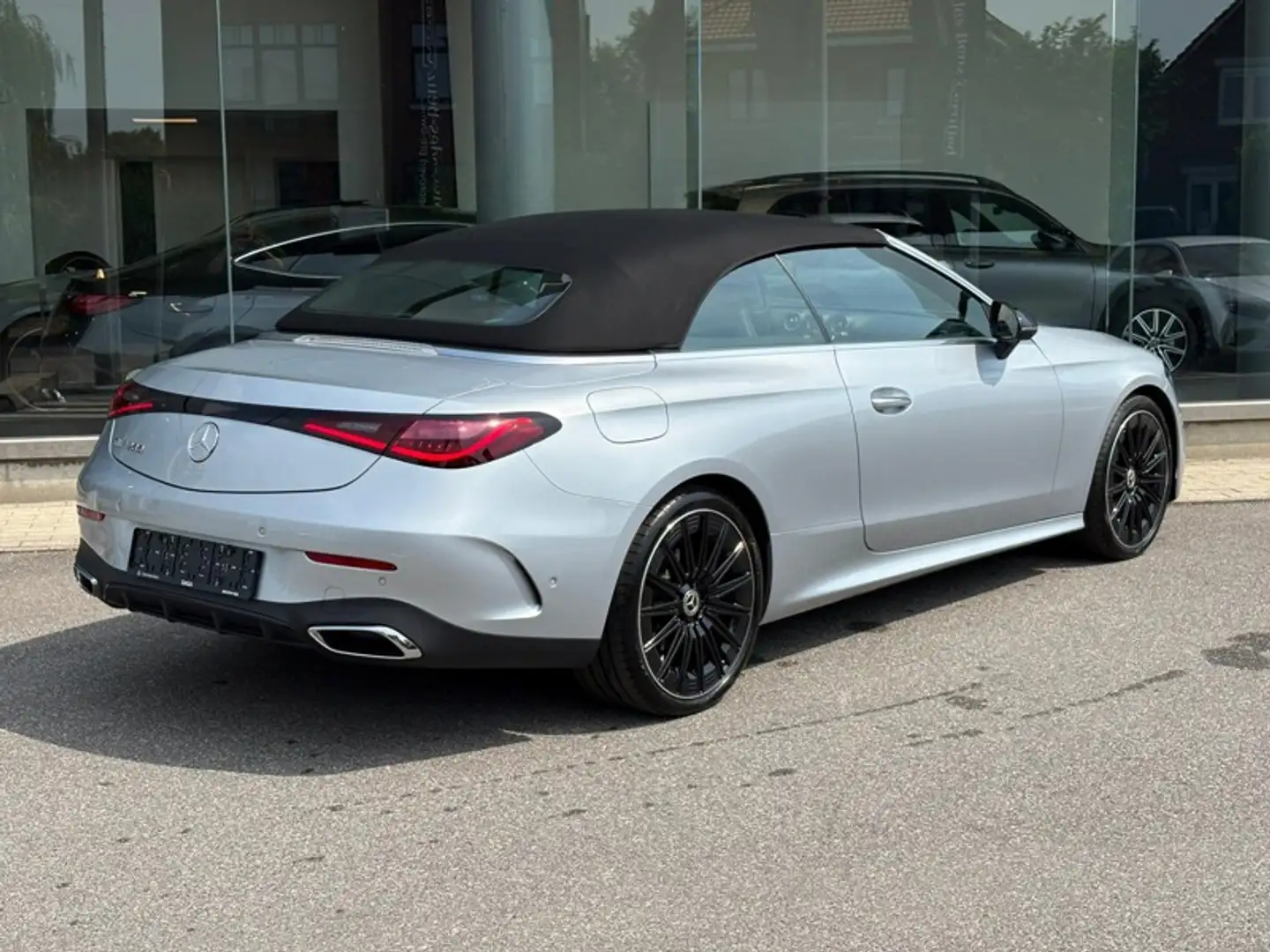 Mercedes-Benz CLE 200 Cabriolet AMG Pack Night Burmester Zilver - 2