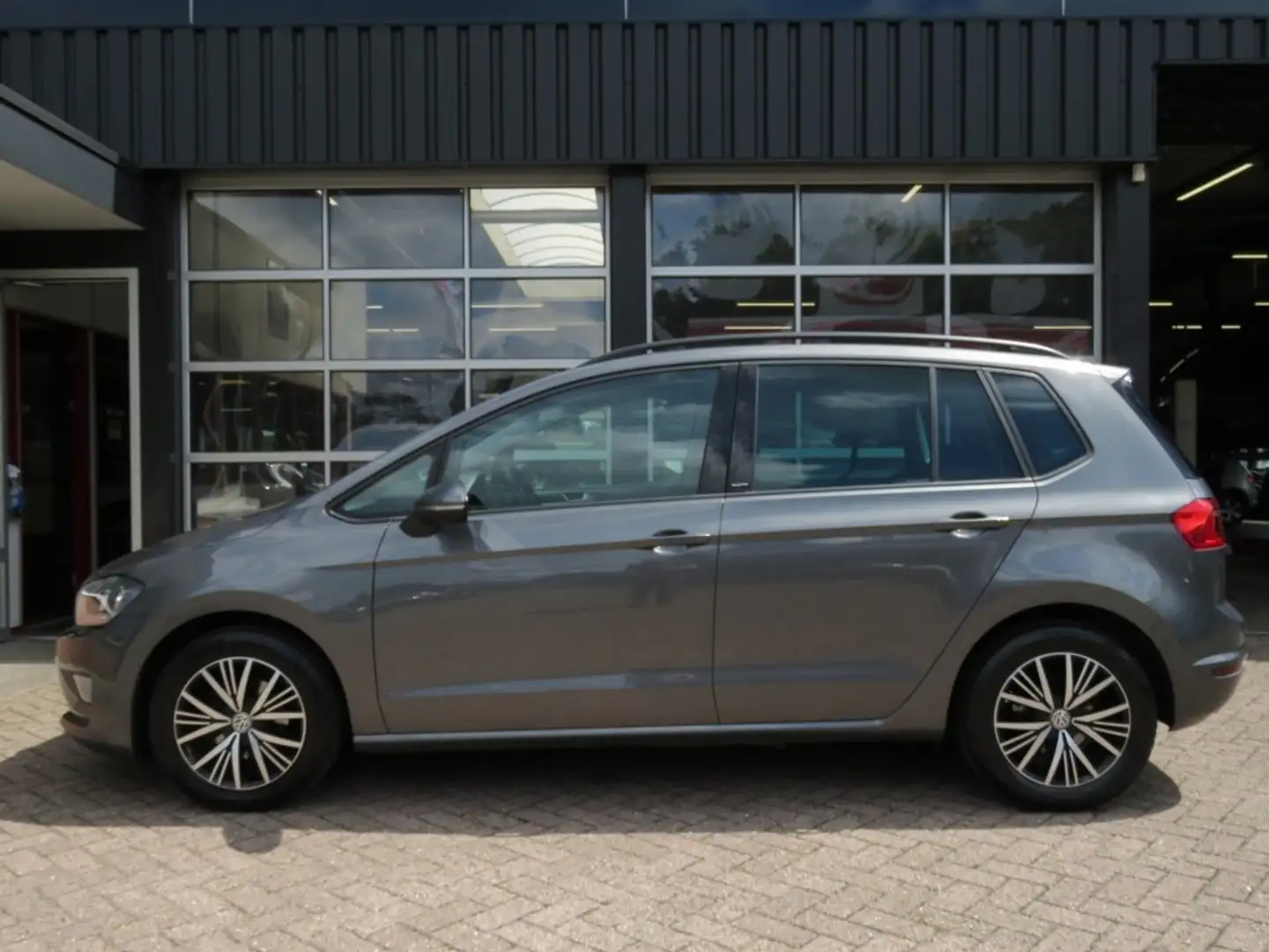 Volkswagen Golf Sportsvan 1.2 TSI DSG-aut. ALLSTAR / Navi / Stoelverw. / BOV Grijs - 2