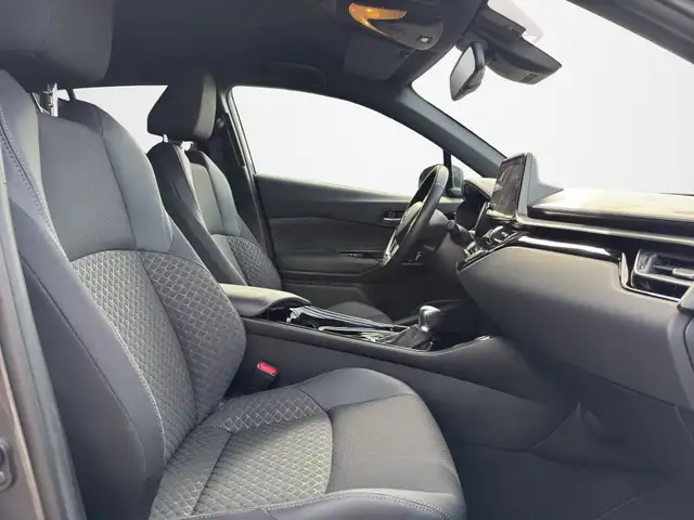 Toyota C-HR view 15
