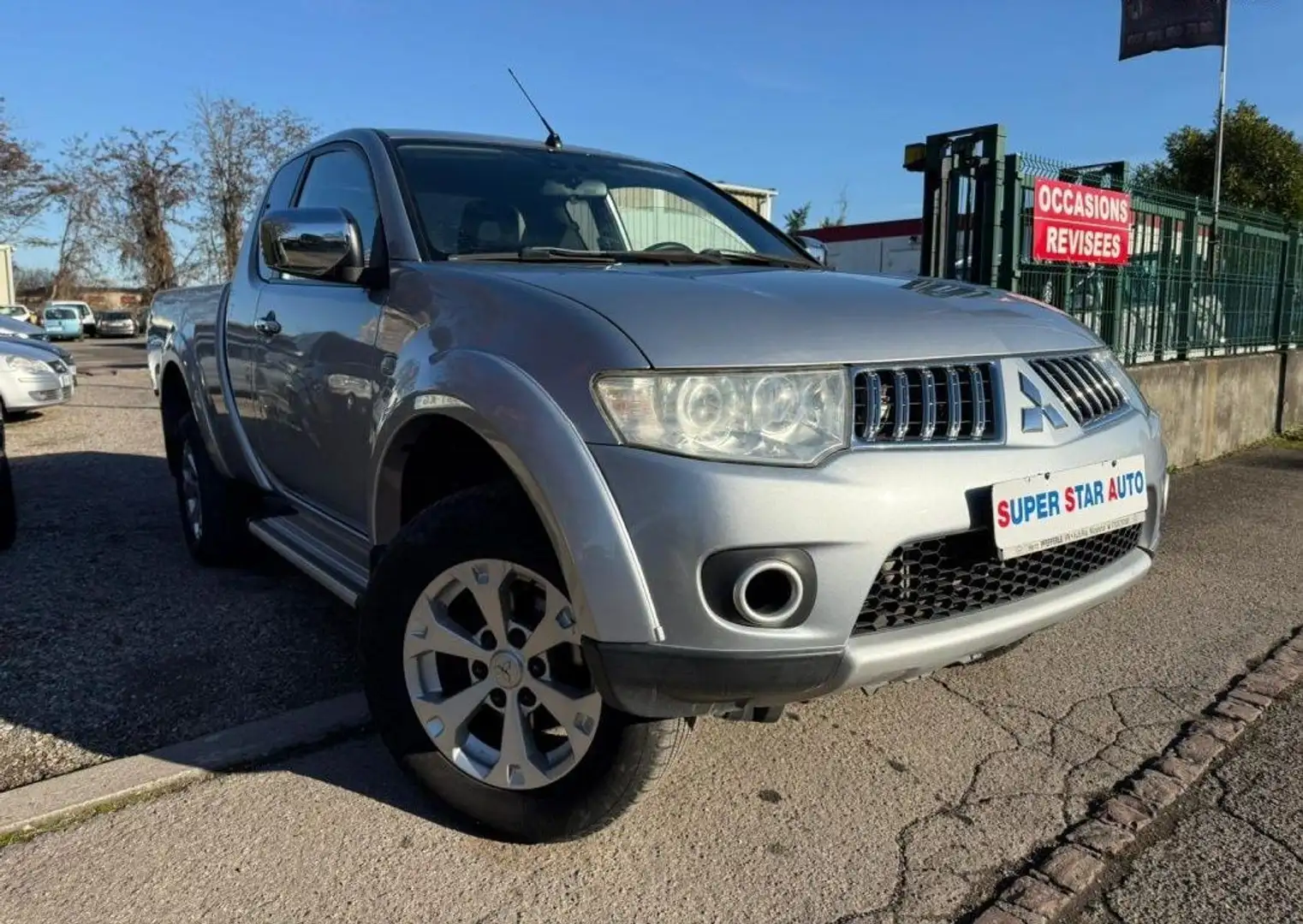 Mitsubishi L200 CLUB CAB 2.5Td 178CV INTENSE Grau - 1