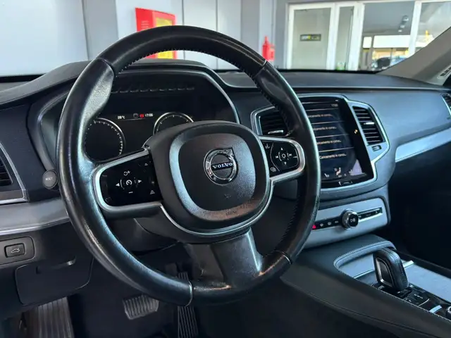 Volvo XC90 view 16