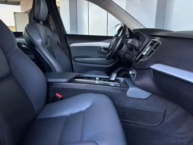 Volvo XC90 view 8