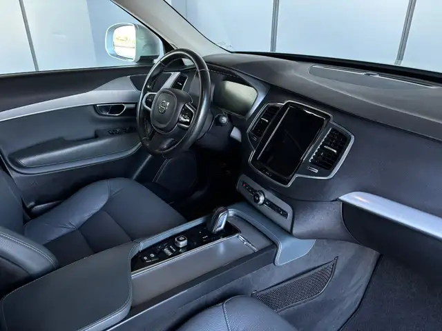 Volvo XC90 view 9