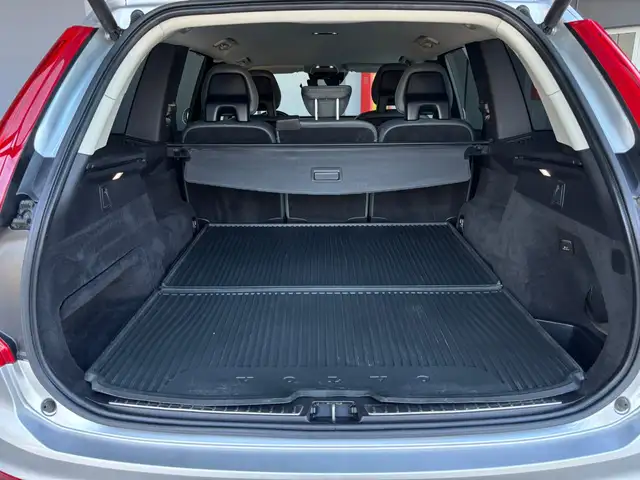 Volvo XC90 view 11