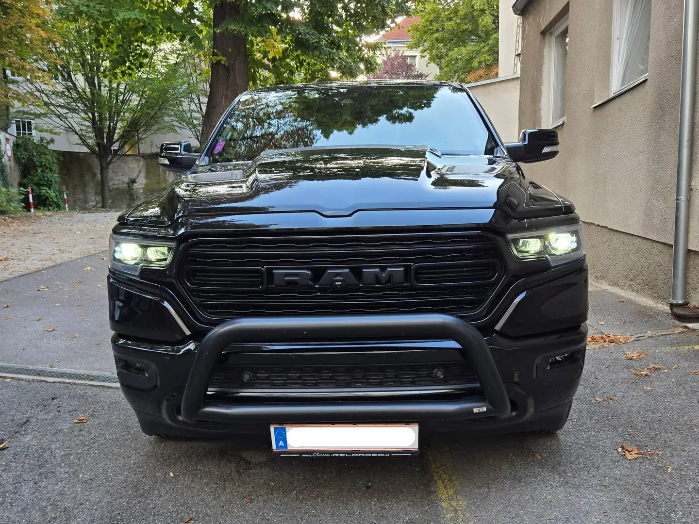 Dodge RAM 1500 Limited Crew Cab 5-sitzig vorsteuerabzugsfähig; Night Edition; 6'4" Long Bed Utility und Technology Group, 4x4 Schwarz - 1