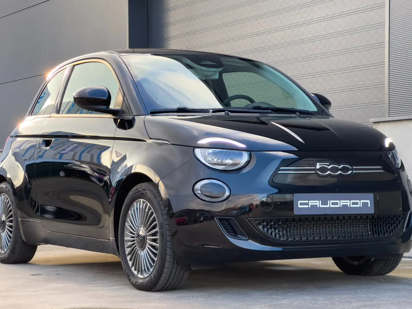 Fiat 500e 42kWh 'Icon' / Long Range / Carplay / Garantie!! Zwart - 1