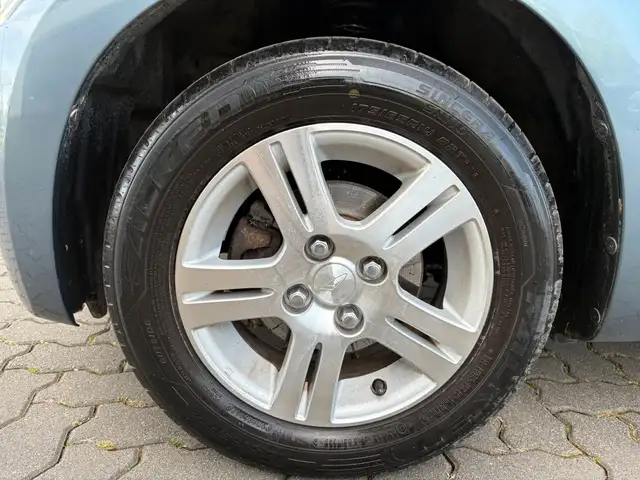 Daihatsu Sirion view 10