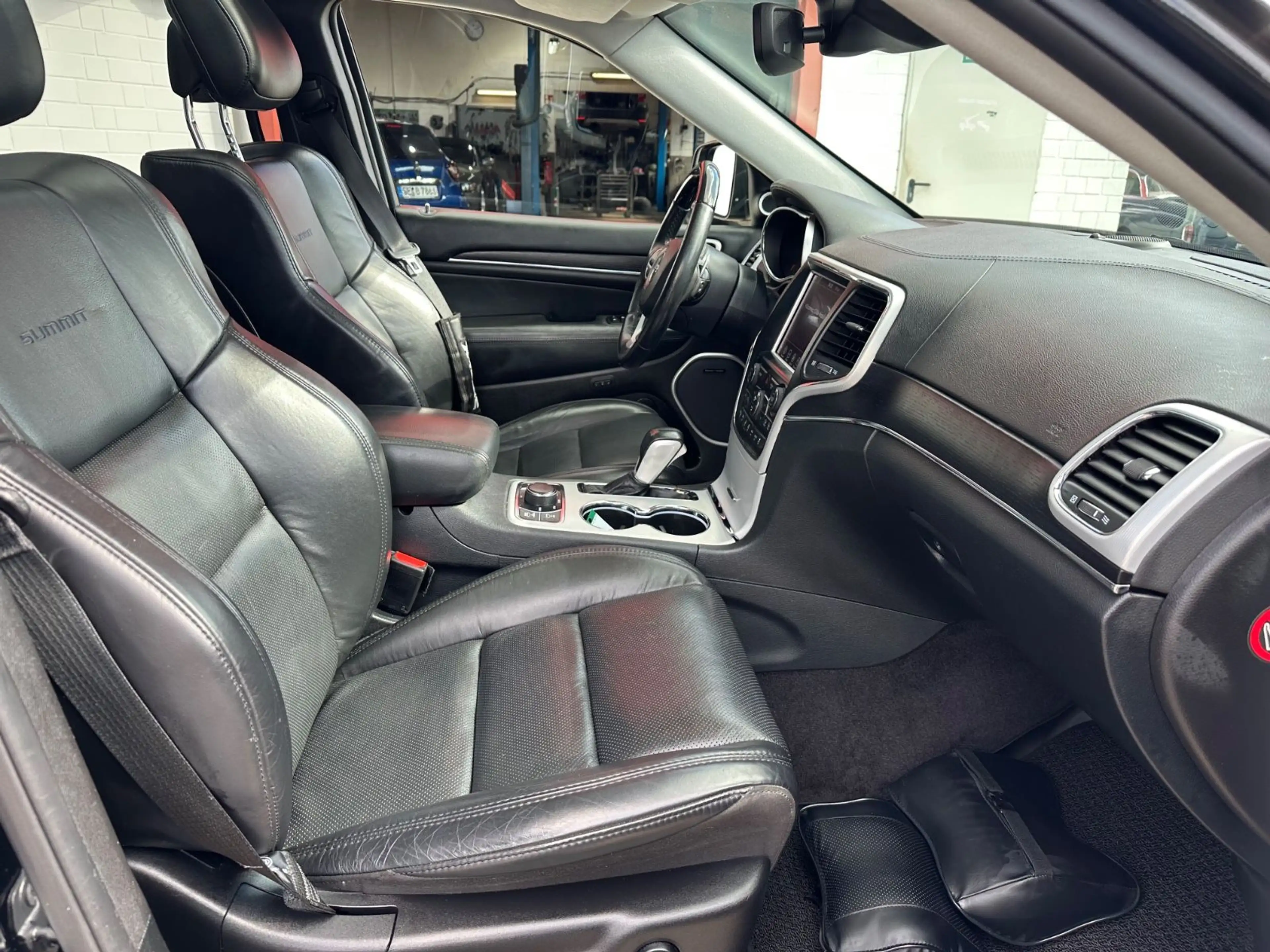 Jeep Grand Cherokee 3.0 CRD Summit/PANO/AHK/LEDER/H&K — photo 14