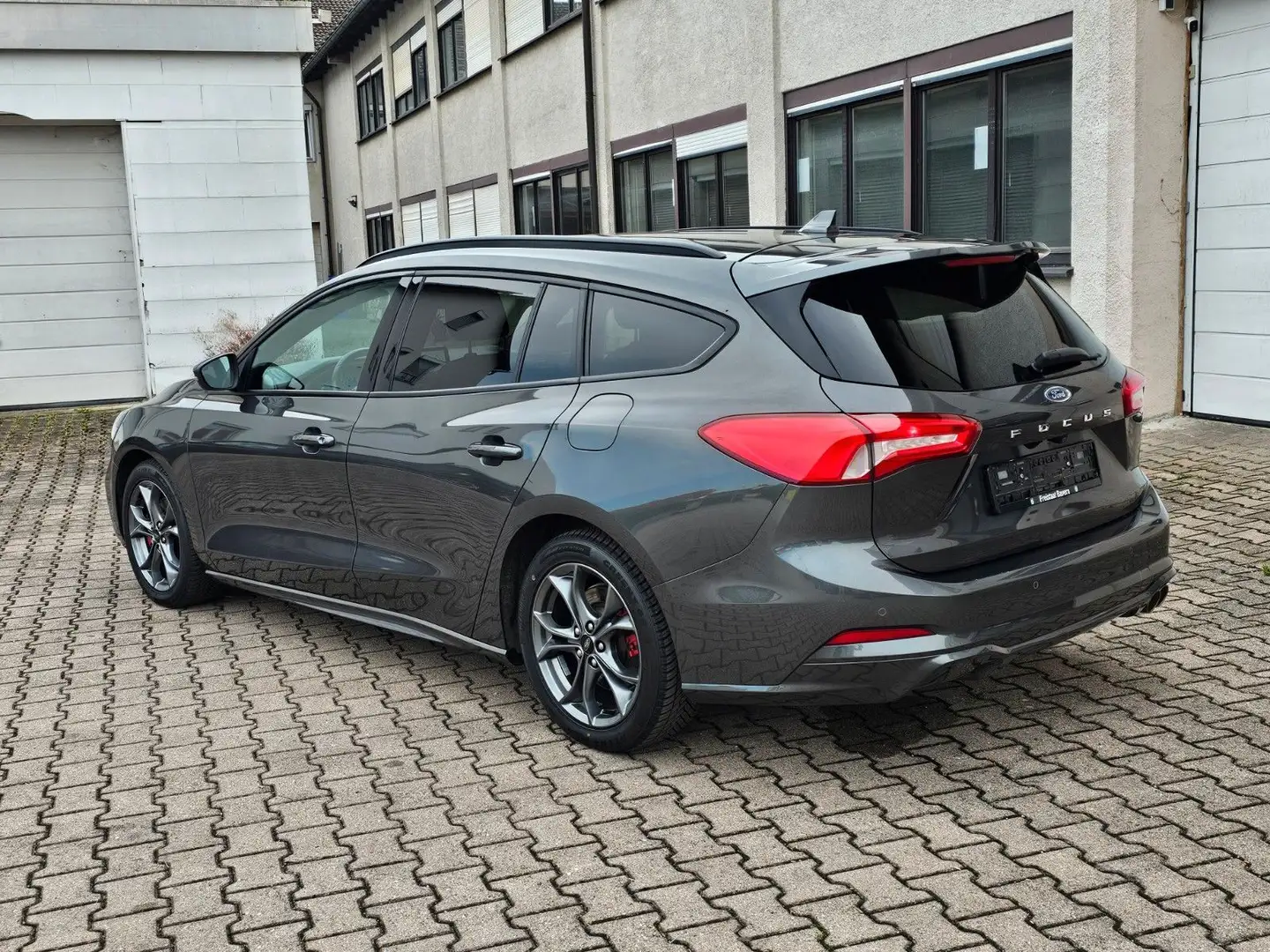 Ford Focus Turnier ST-Line X AUTOM. TÜV / SERVICE NEU Grau - 2