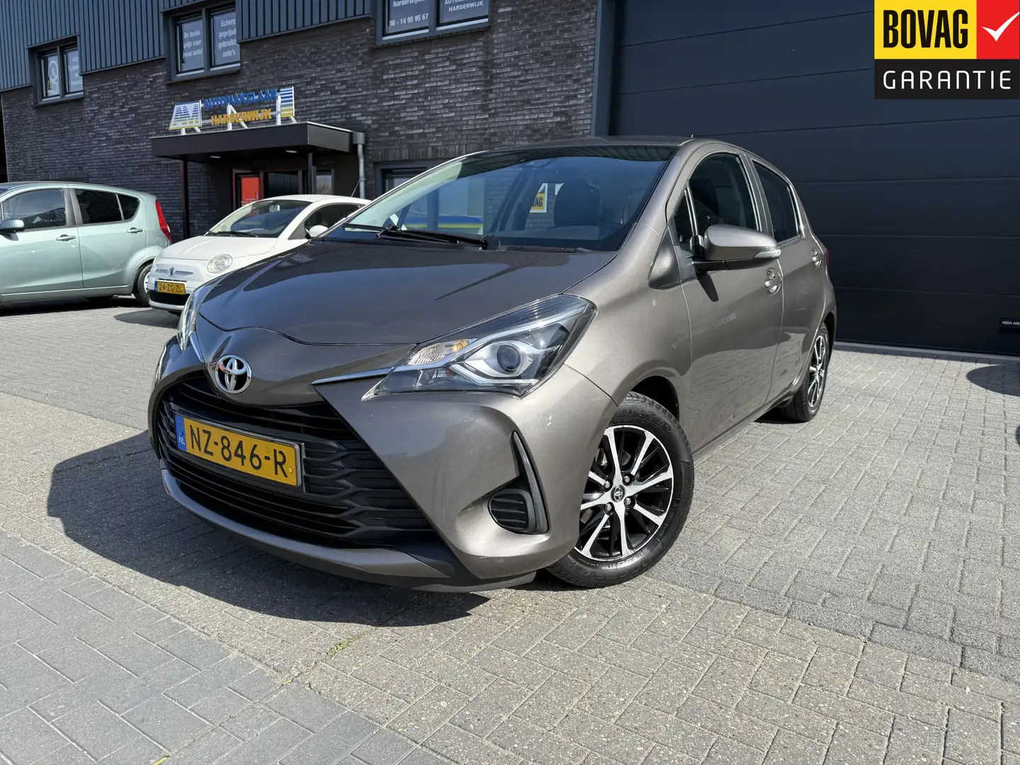 Toyota Yaris 1.0 VVT-i Aspiration | 2E EIGENAAR | 12MND GARANTI Grijs - 1