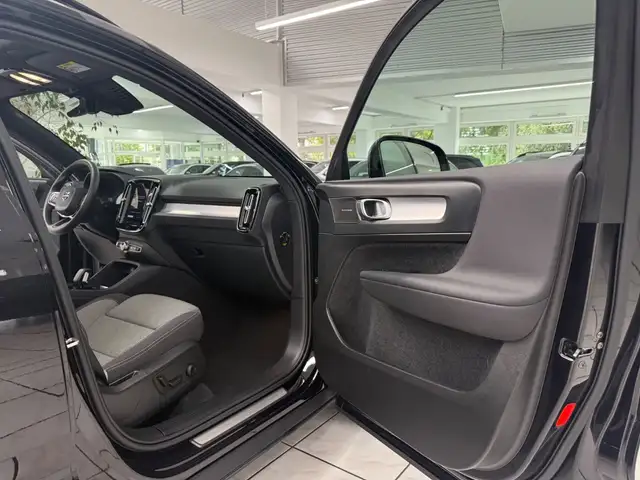 Volvo XC40 view 8
