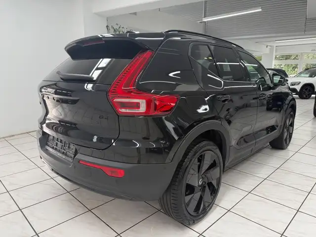 Volvo XC40 view 3