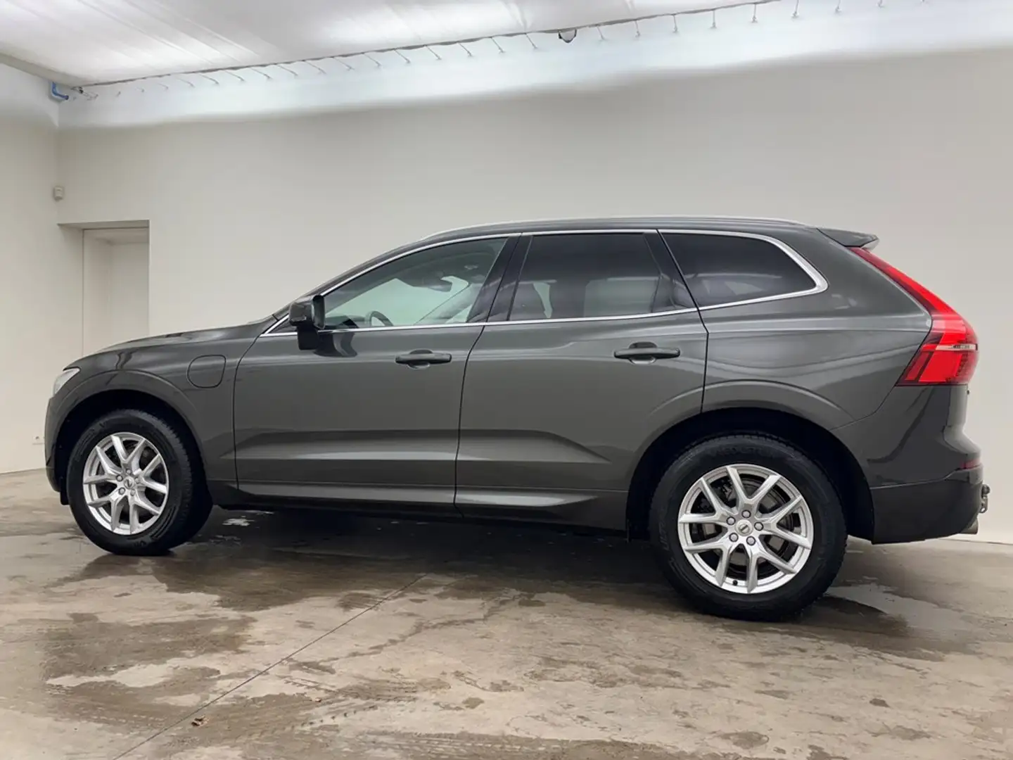 Volvo XC60 T8 Recharge AWD 392PK Geartronic Momentum Pro Lede Gris - 2