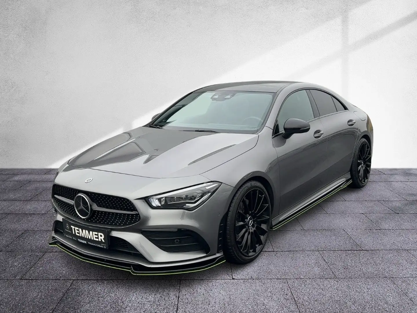 Mercedes-Benz CLA 200 Coupé AMG-Line Prem+Fahrasisst Distr Pano Grijs - 2