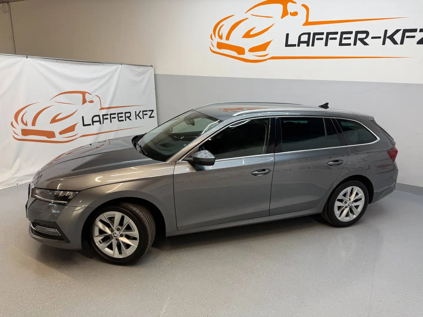 Skoda Octavia Style 2,0 TDI DSG SITZHZG MASSAGE TEMP PDC AHK Grau - 2