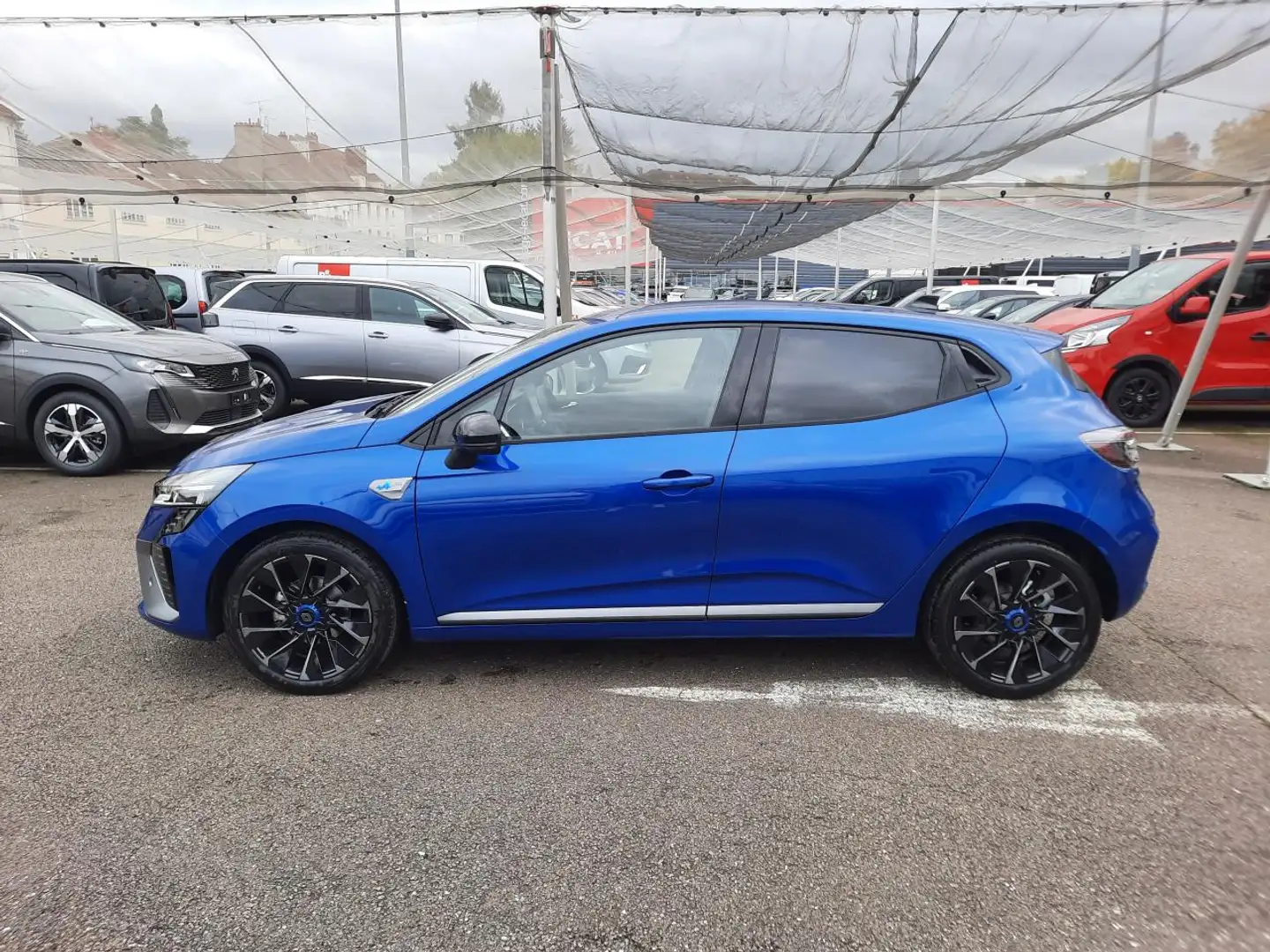 Renault Clio V (2) 1.6 E-TECH FULL HYBRID 145 ESPRIT ALPINE PACK PARKING 360° / Pack Hiver Blau - 2