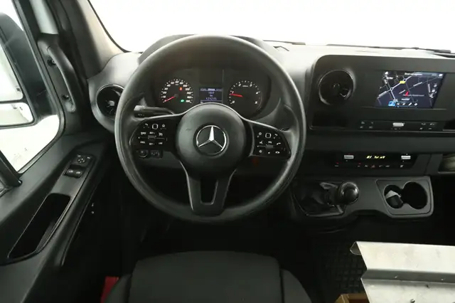 Mercedes-Benz Sprinter view 2