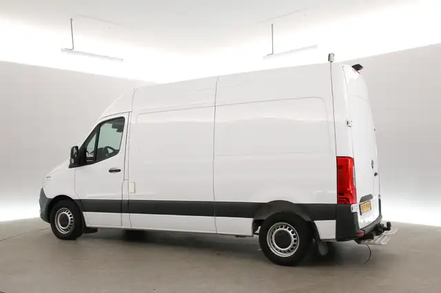 Mercedes-Benz Sprinter view 4