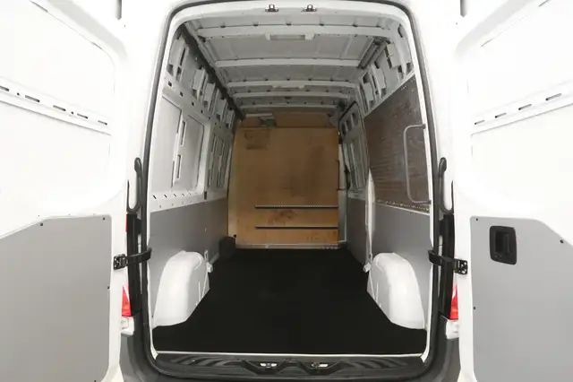 Mercedes-Benz Sprinter view 3