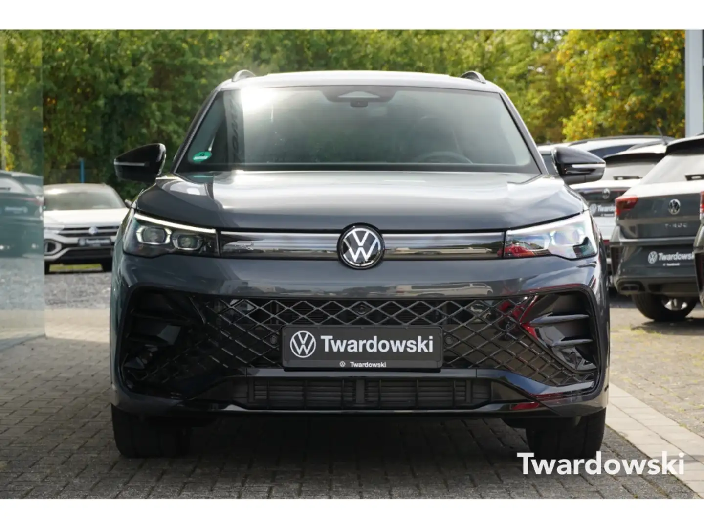 Volkswagen Tiguan 1.5 eTSI R-Line Matrix Pano HUD Keyless Grau - 2