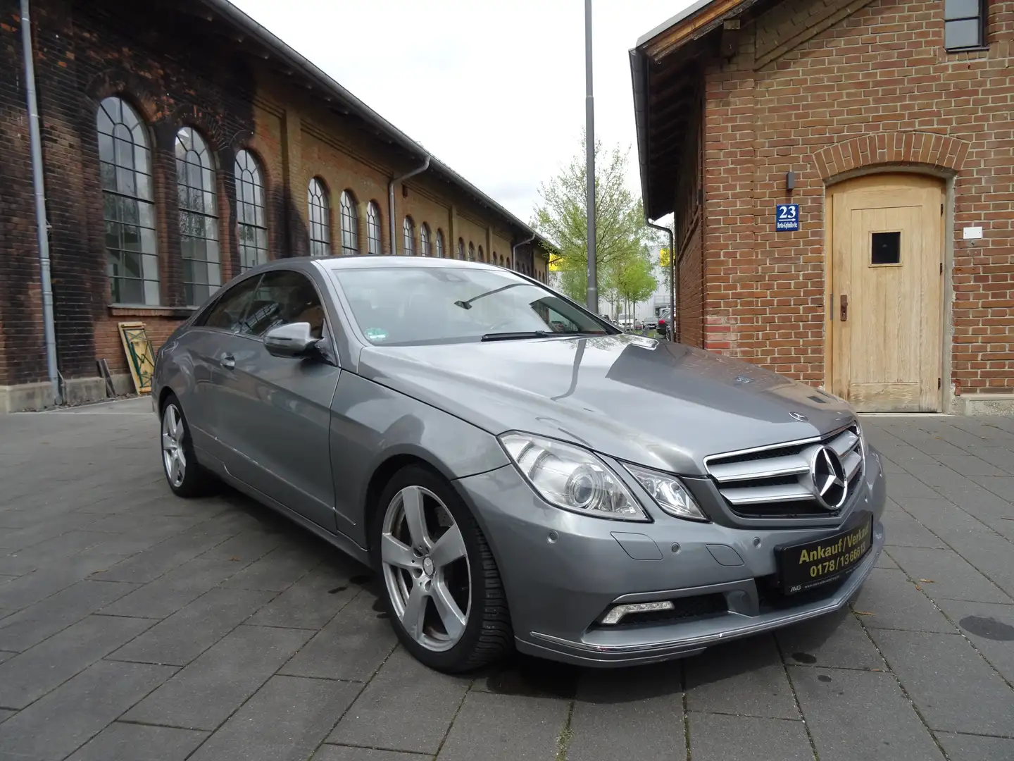 Mercedes-Benz E 500 E 500 Coupe V8-Top Ausstattung-2.Hand-Bi-Xenon Silver - 2