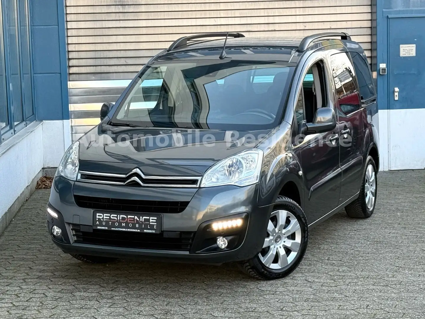 Citroen Berlingo Shine 1.2*NAVI*SHZ*CAM*LED*E-PAKET*TEMP Grau - 2