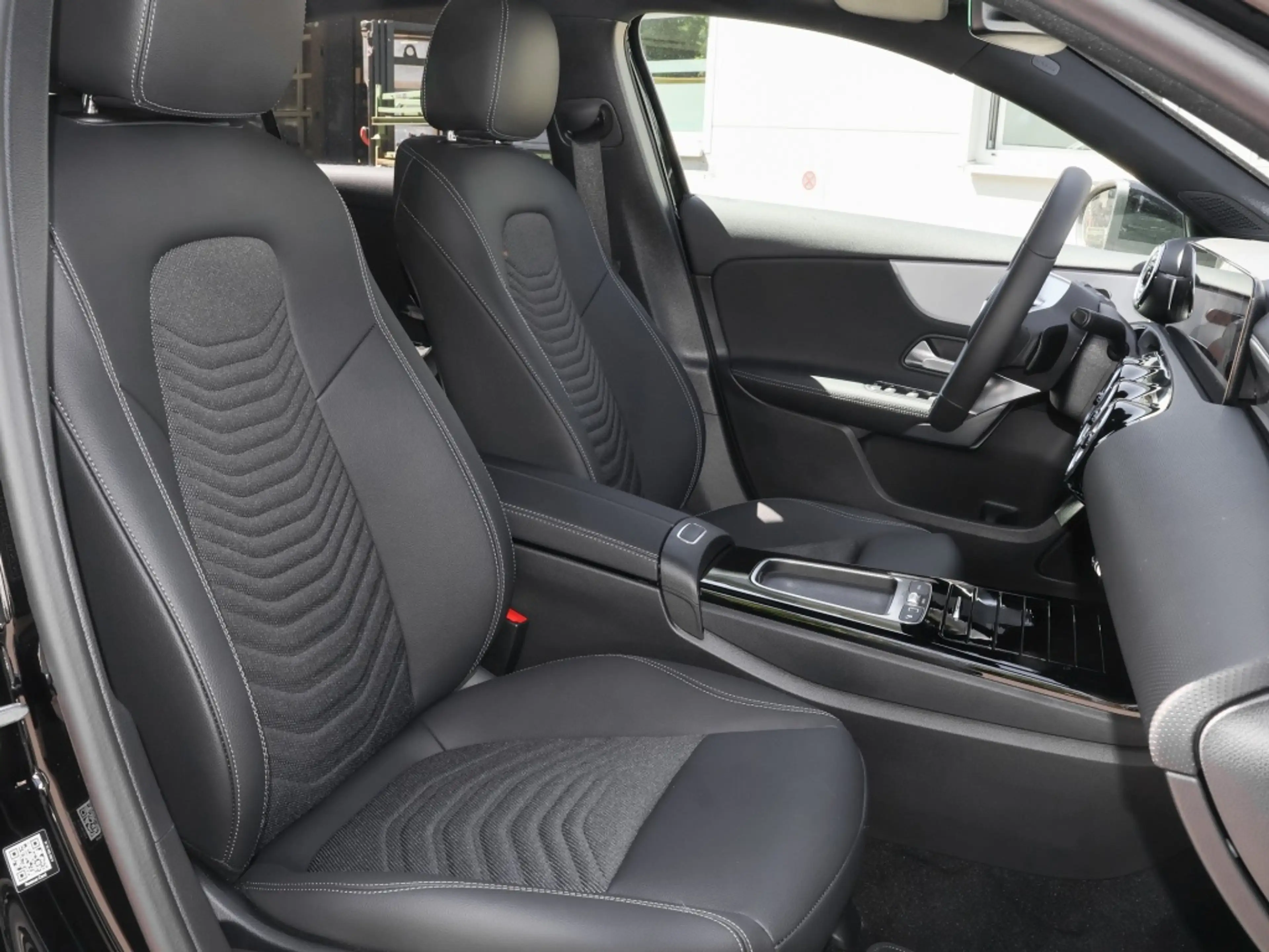 Mercedes-Benz A 200 Limousine Pano+Progressive+Distr+Night+AHK — photo 5