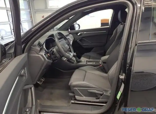 Audi Q3 view 6