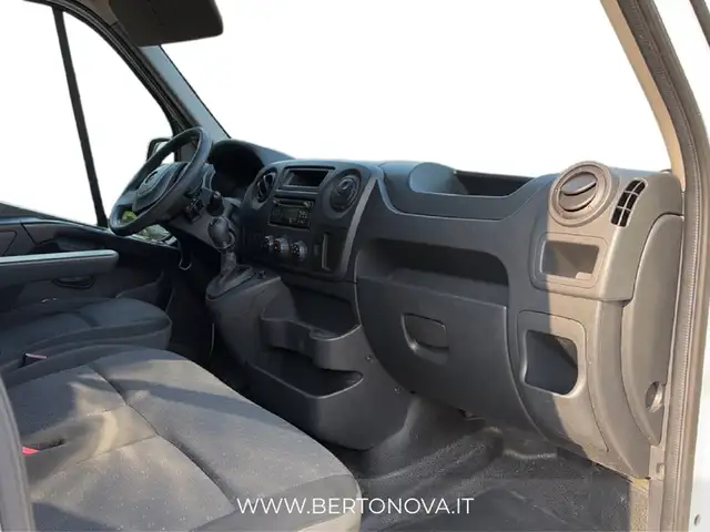 Opel Movano view 9