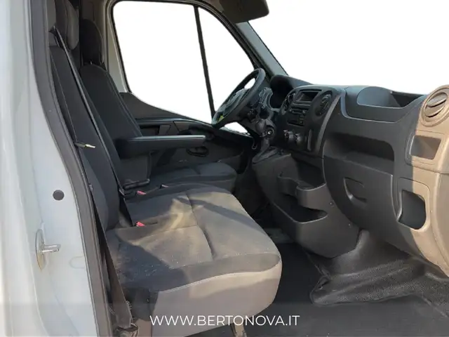 Opel Movano view 8