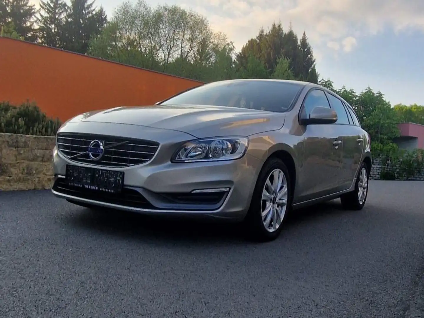 Volvo V60 V60 D2 Momentum Momentum Šedá - 2