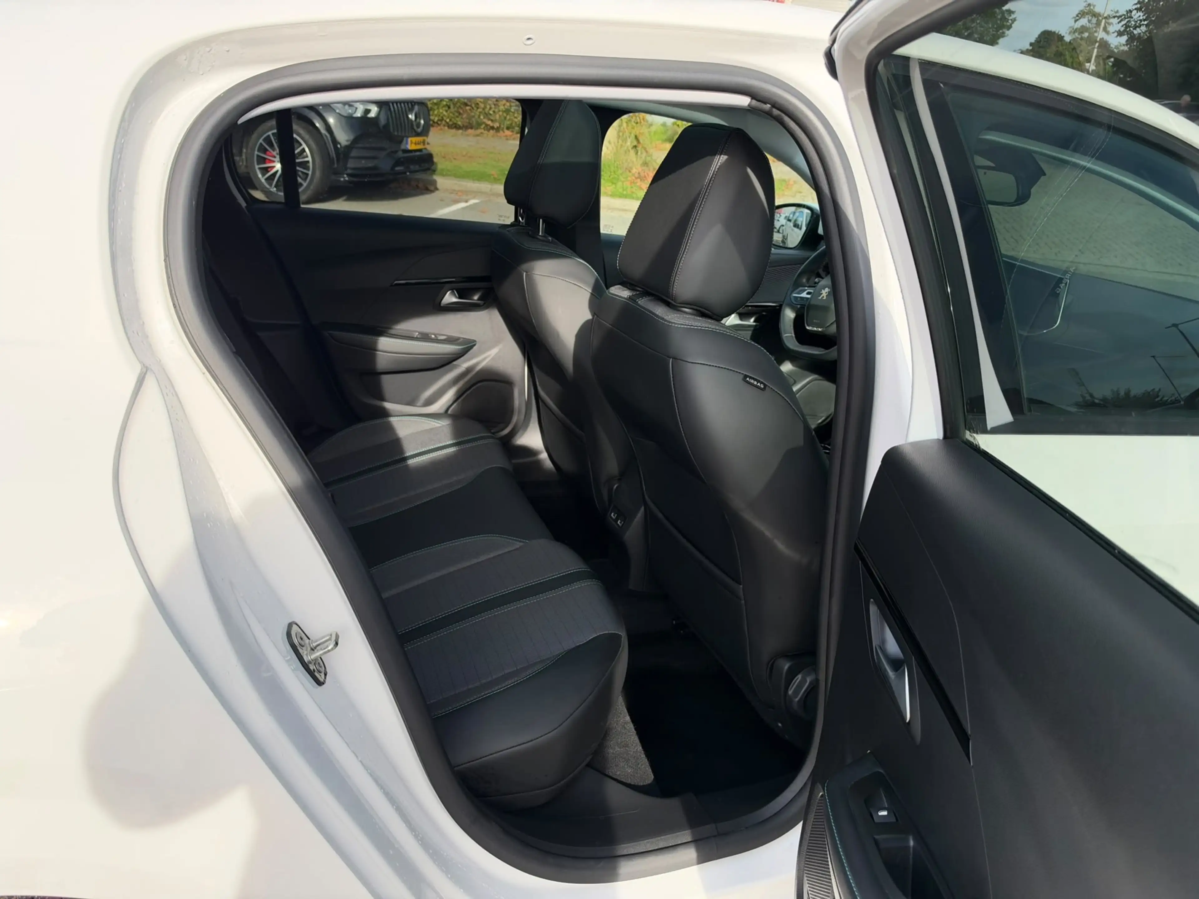 Peugeot 208 1.2 PureTech Allure,Panodak, Navi, Camera, Keyless — photo 13
