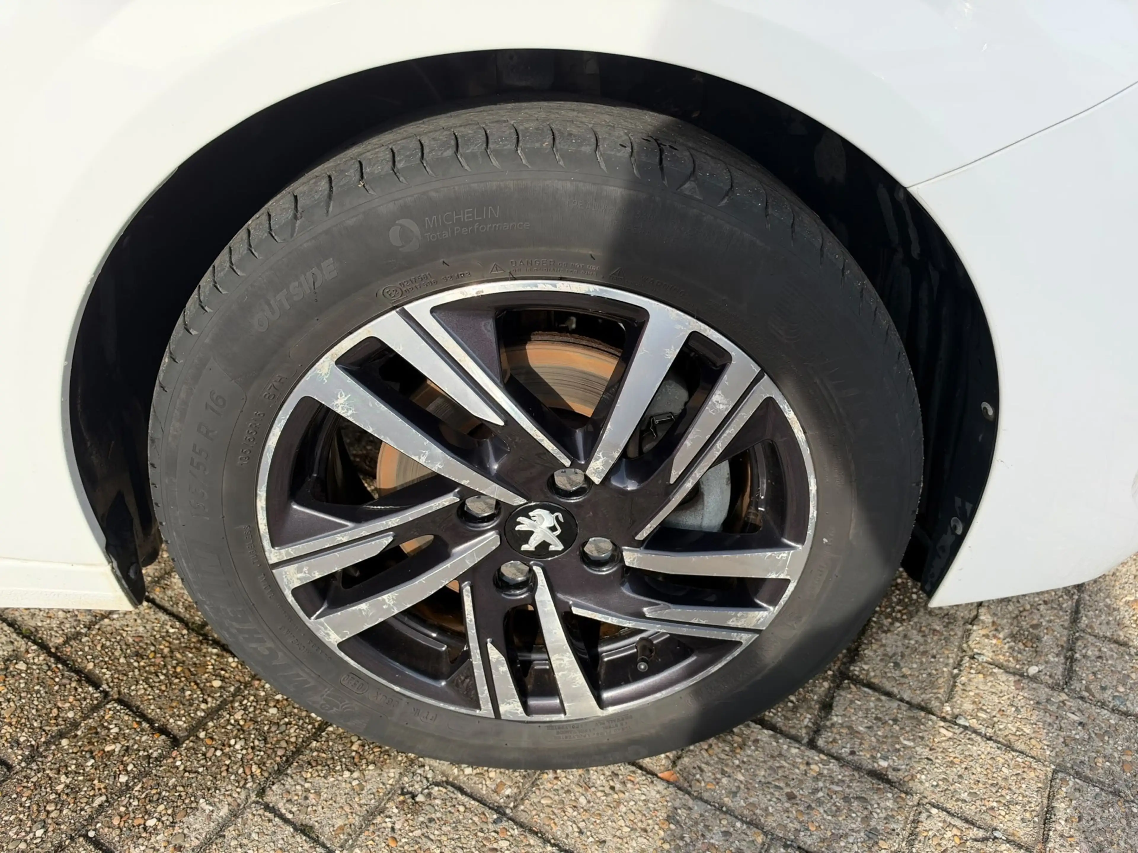 Peugeot 208 1.2 PureTech Allure,Panodak, Navi, Camera, Keyless — photo 23