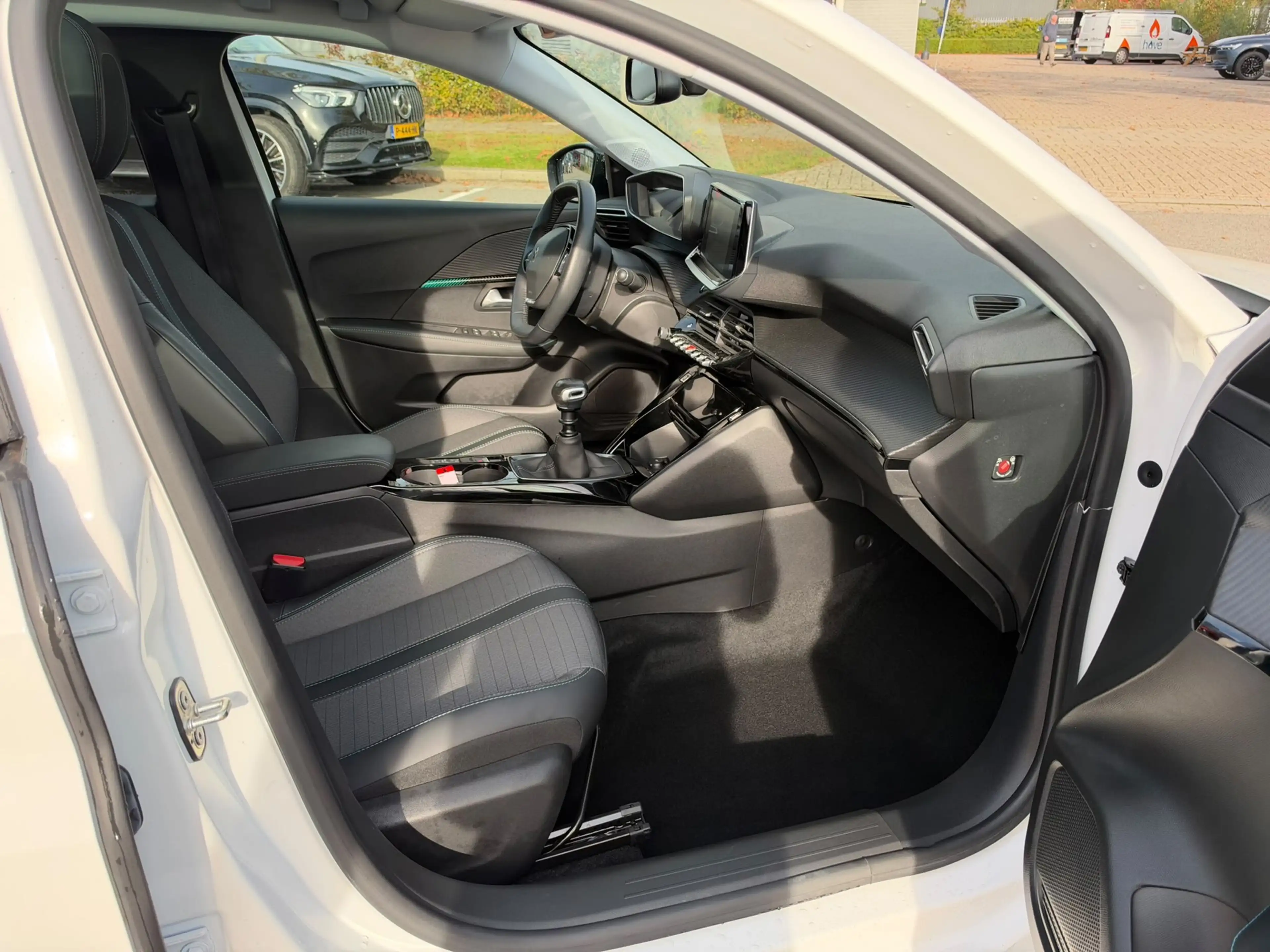 Peugeot 208 1.2 PureTech Allure,Panodak, Navi, Camera, Keyless — photo 12
