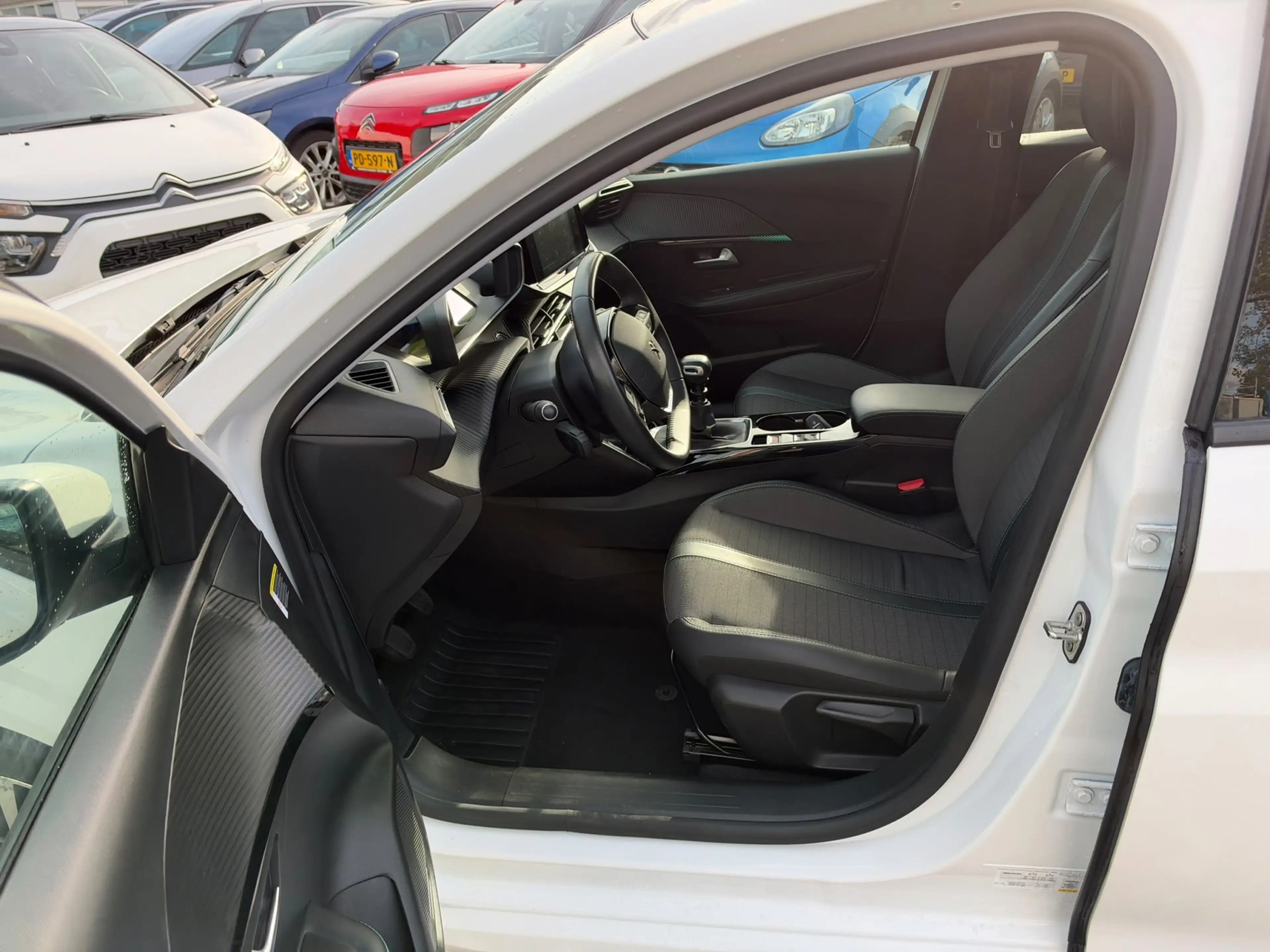 Peugeot 208 1.2 PureTech Allure,Panodak, Navi, Camera, Keyless — photo 9