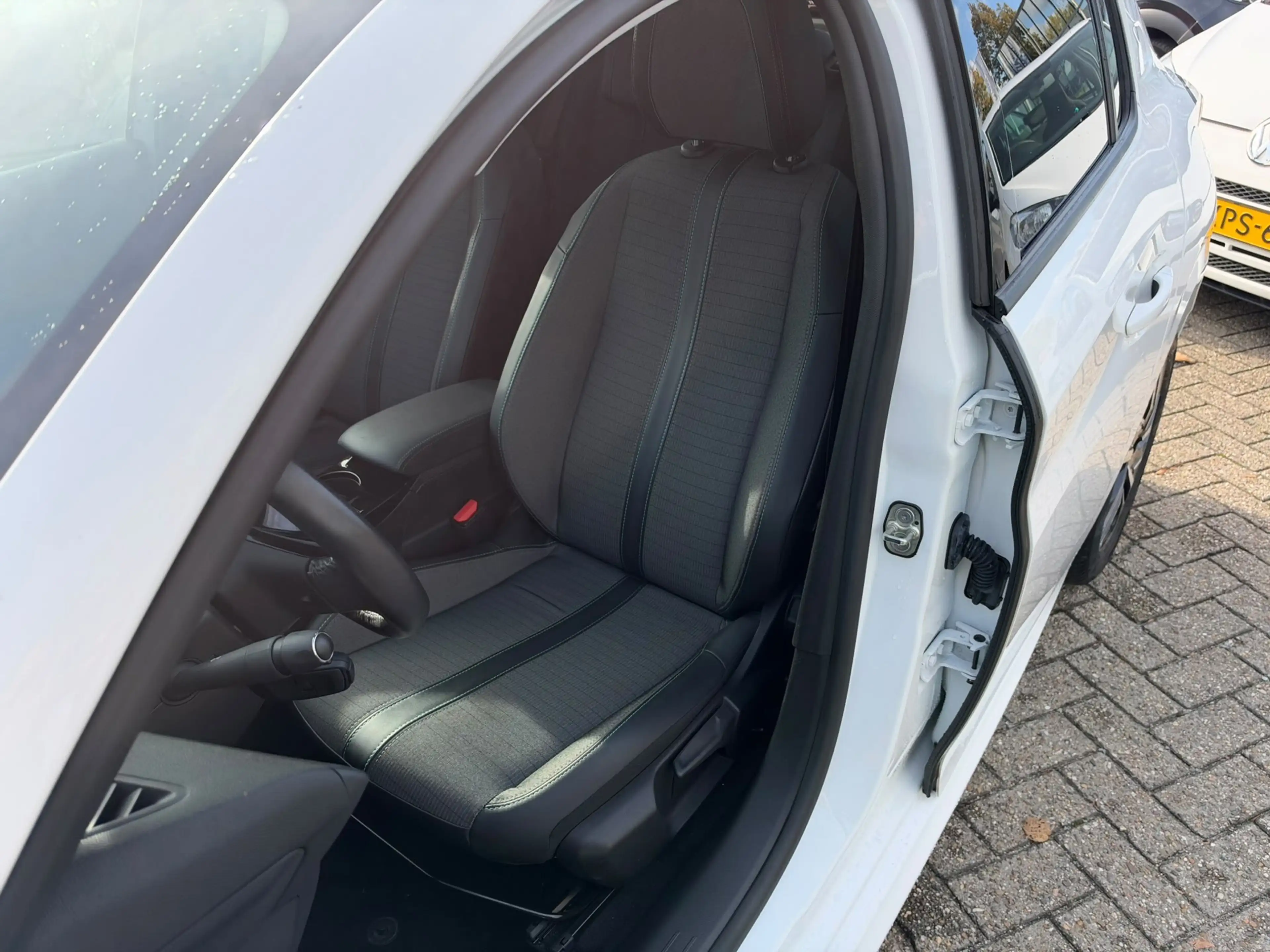 Peugeot 208 1.2 PureTech Allure,Panodak, Navi, Camera, Keyless — photo 10